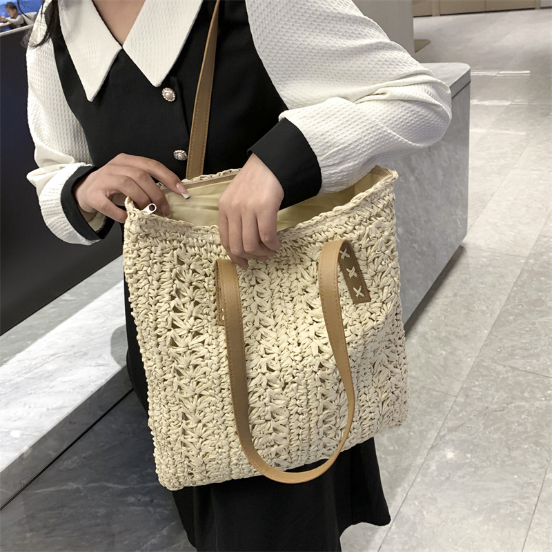 Woven Straw Shoulder Bag Large Capacity Hollow Tote Casual Beach Bag - Image 2