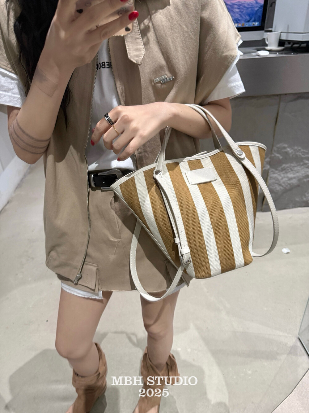Woven Fabric and Cowhide Color-Block Striped Bucket Bag Large Capacity Shoulder Bag for Commuting with Storage Pouch - Image 3