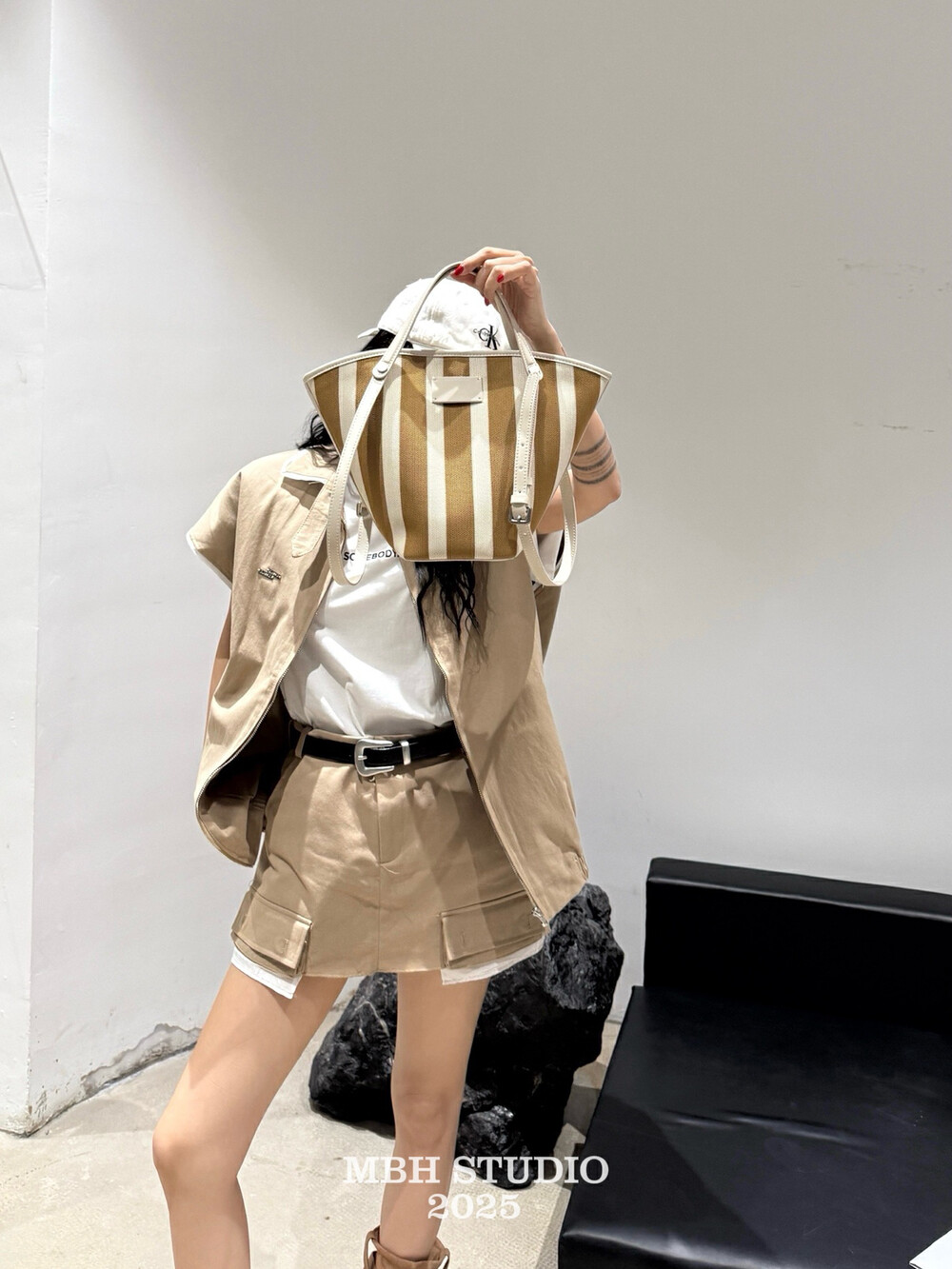 Woven Fabric and Cowhide Color-Block Striped Bucket Bag Large Capacity Shoulder Bag for Commuting with Storage Pouch - Image 2