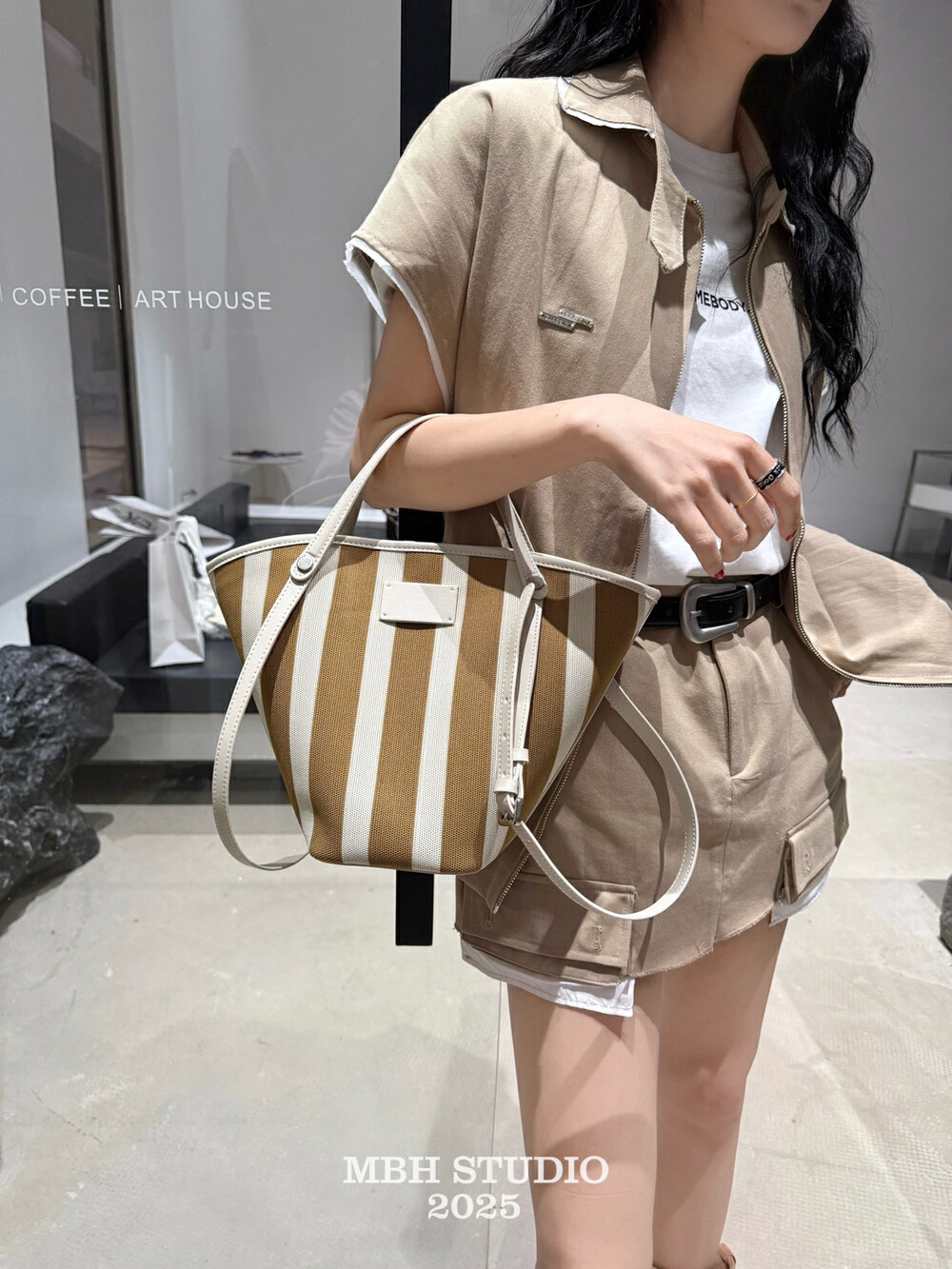 Woven Fabric and Cowhide Color-Block Striped Bucket Bag Large Capacity Shoulder Bag for Commuting with Storage Pouch - Image 4