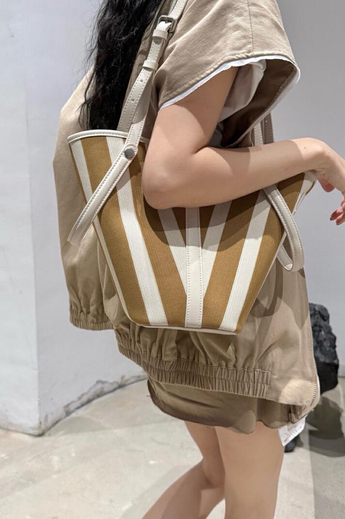 Woven Fabric and Cowhide Color-Block Striped Bucket Bag Large Capacity Shoulder Bag for Commuting with Storage Pouch - Image 5