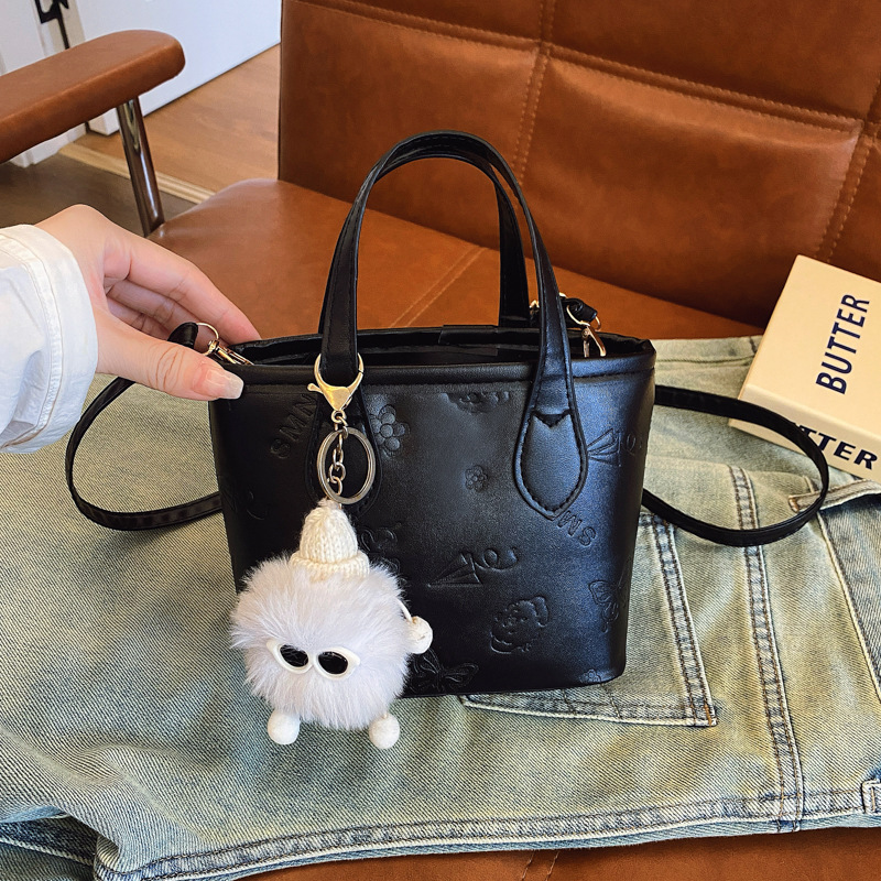 Trendy Large Capacity Women's 2025 New Spring Textured Handbag Shoulder Bag Butterfly Embossed Commuter Bucket Bag - Image 4