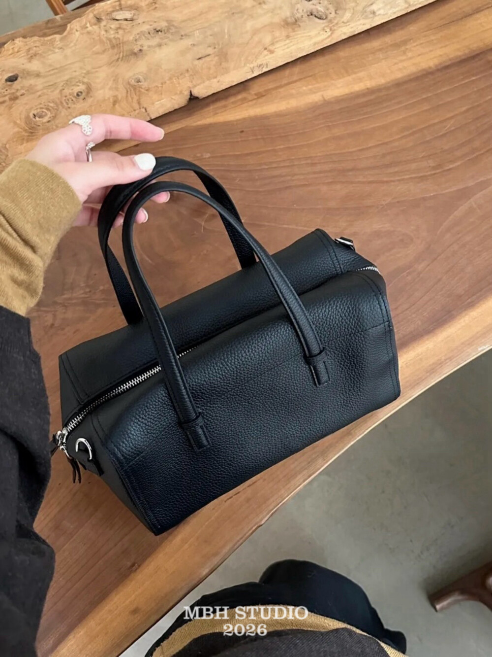 minimalist-large-capacity-boston-bag-for-commuting-with-shoulder-strap